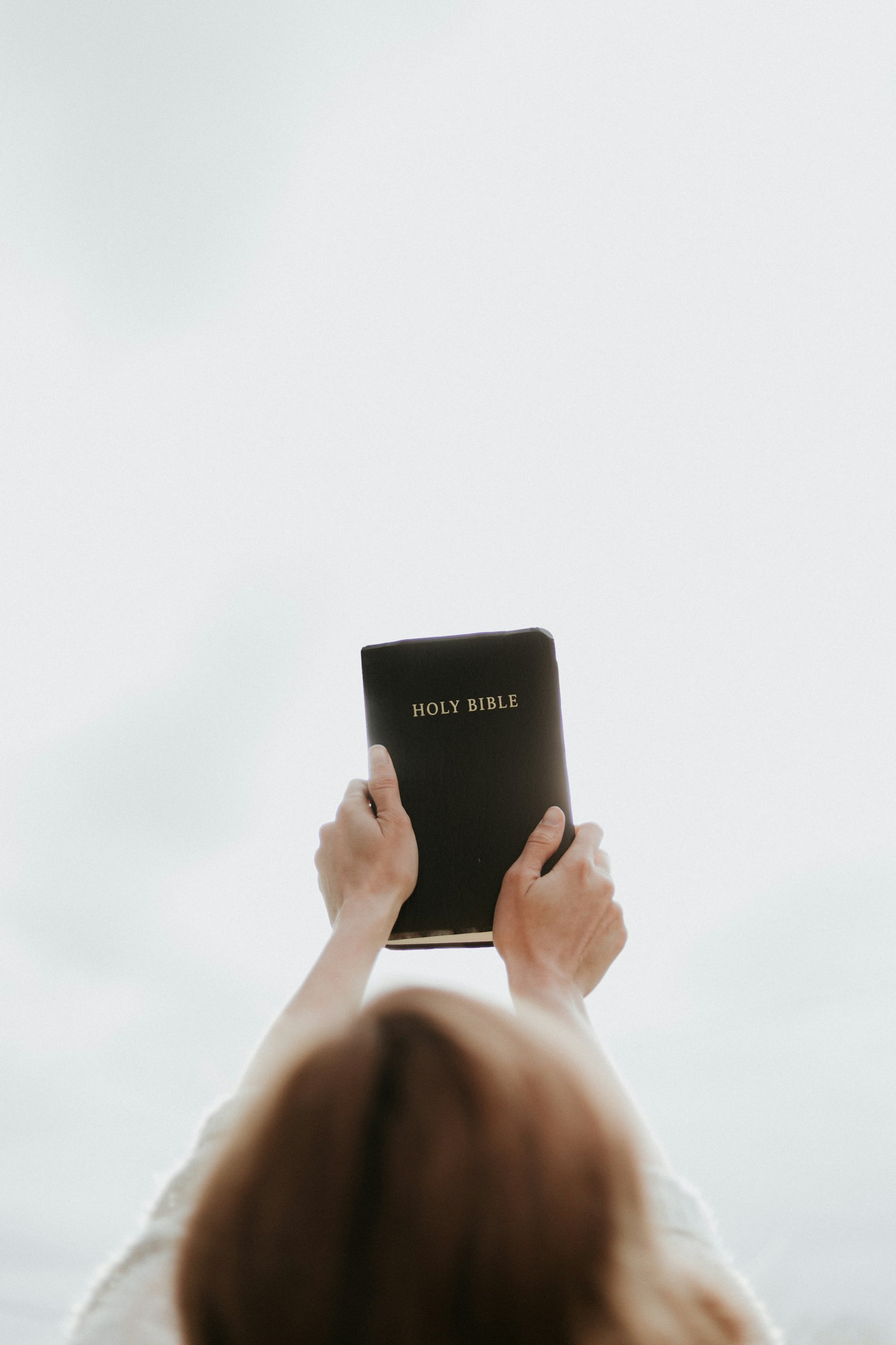 Una Biblia levantada durante un encuentro de fe