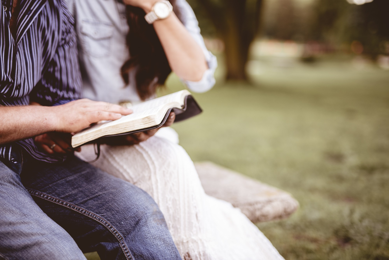 Una pareja comparte un momento de lectura de la Biblia